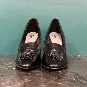 Fioni black patent 3.5” heels with tassels, sz 9